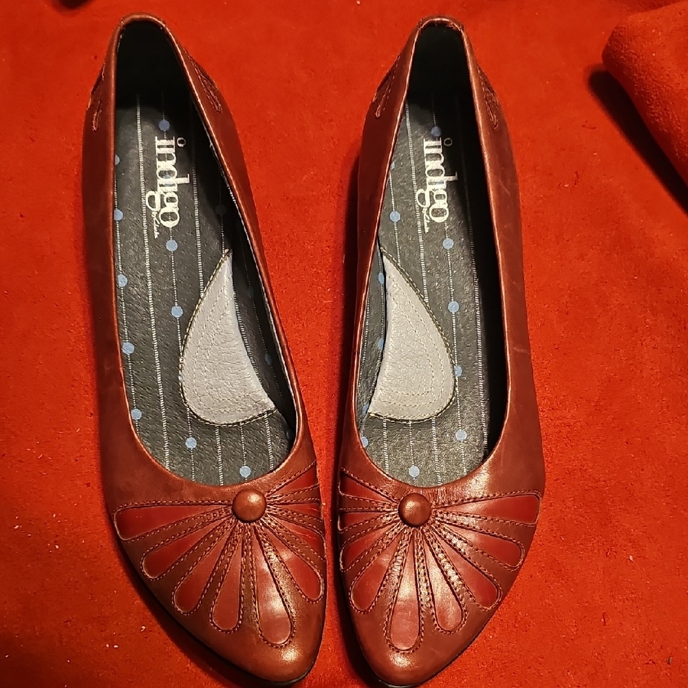 Indigo Women's Brown Leather Floral Detail Flats